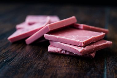 Yakut Çikolata Parçaları. Yeni Tip İşlemkakao Çekirdekleri.