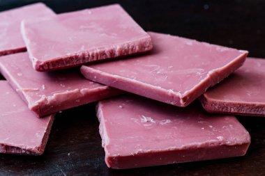 Yakut Çikolata Parçaları. Yeni Tip İşlemkakao Çekirdekleri.