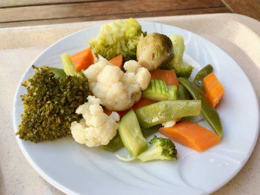 Sağlıklı Organik Haşlanmış Karışık Sebzeler Karnabahar, Brokoli, Havuç ve Brüksel Lahanası Meze Tabağı Olarak Tabakta.