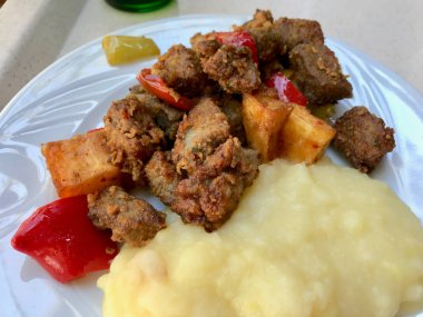 Arnavut ciğeri PatatesPüşPü / Arnavut Cigeri ile Kebap. Geleneksel Küp Et 