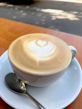 Cafe Shop Ahşap Masa Üzerinde Kahve Latte Düz Beyaz Fincan.