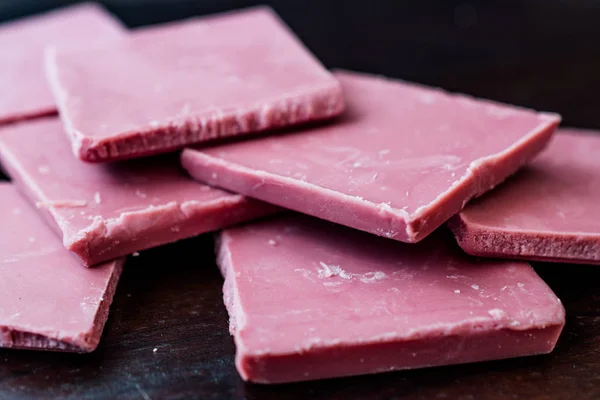 Ruby chocolade stukken. Nieuw type verwerking cacaobonen. — Stockfoto