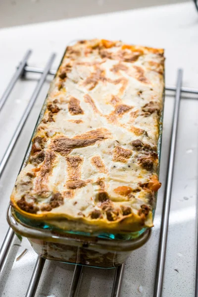 Lasanha com carne picada e molho Bechamel em taça de vidro. / Prato orgânico italiano clássico . — Fotografia de Stock