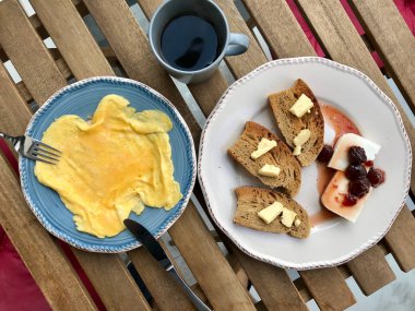 Omletli Kahvaltı Tabağı, Tost Ekmeği Tereyağı, Süzme Peynir, Çilek Reçeli / Marmelat ve Filtreli / Filtreli Kahve.