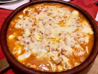 Eritilmiş Peynirli Ev Yapımı Karides Güveç.