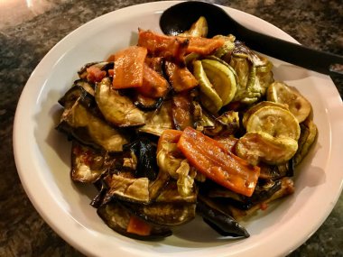 Kızarmış Karışık Sebzeler Havuç, Patlıcan ve Kabak Tabakta Servis ve Yemeye Hazır.