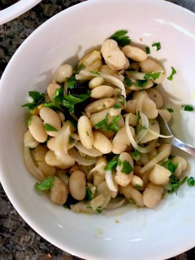 Fasulye, Soğan ve Zeytinli Türk Piyaz Salatası. Geleneksel Gıda.