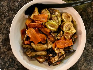 Kızarmış Karışık Sebzeler Havuç, Patlıcan ve Kabak Tabakta Servis ve Yemeye Hazır.