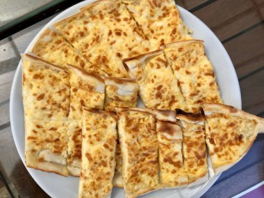 Eritilmiş Peynirli Türk Pide Kashar.