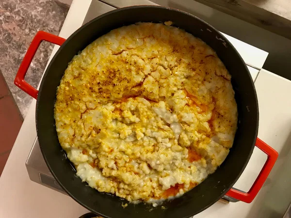 Keskek traditionele gerechten gemaakt met tarwe, vlees en gebakken botersaus. Traditioneel biologisch eten in lokaal restaurant. — Stockfoto