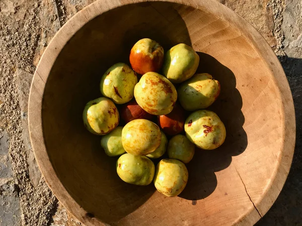 Giuggiole fresche in ciotola di legno alla luce del sole del giardino . — Foto Stock