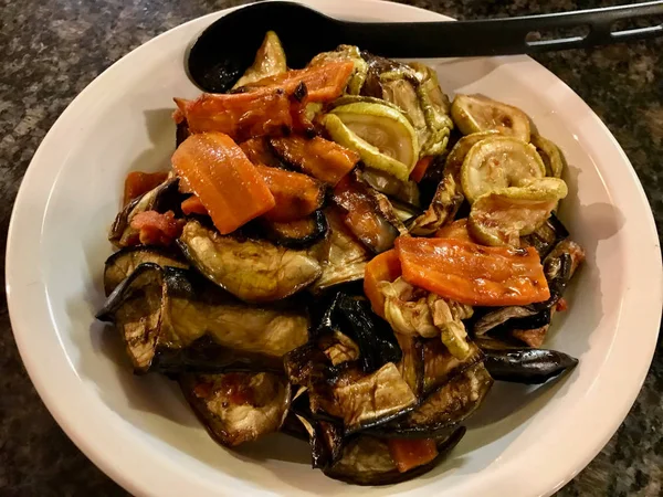 Stekt blandade grönsaker morot, aubergine och zucchini i tallrik redo att servera och äta. — Stockfoto