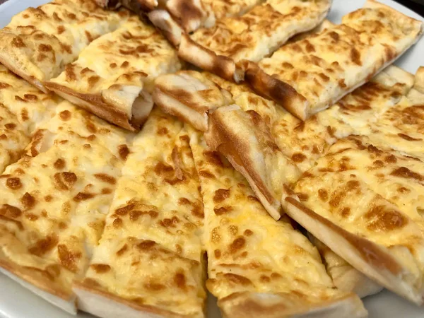 Türkische Pide mit geschmolzenem Käse kashar. — Stockfoto