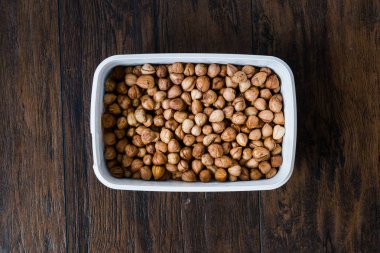 Plastik kutuda kavrulmuş Macadamia Cevizleri / Paket.