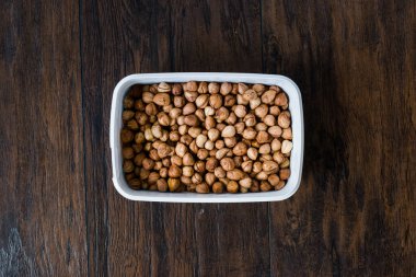 Plastik kutuda kavrulmuş Macadamia Cevizleri / Paket.