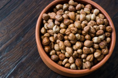 Güveçte kavrulmuş Macadamia fındığı.