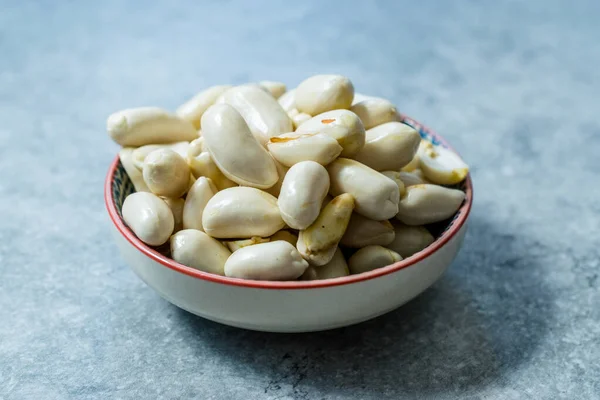 Cacahuetes blancos crudos orgánicos sin sal en el tazón . — Foto de Stock