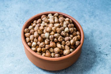 Güveçte kavrulmuş Macadamia fındığı.