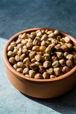 Güveçte kavrulmuş Macadamia fındığı.