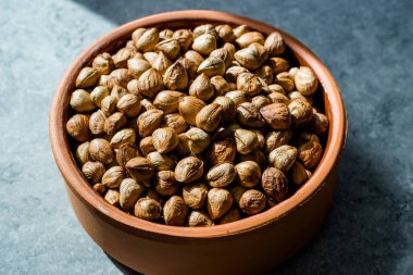 Güveçte kavrulmuş Macadamia fındığı.