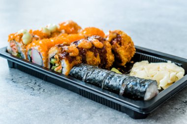 Plastik Konteyner Kutusunda Suşi Seti. California Roll, New York Roll, Boom Roll, Ginger, Wasabi ve Soya Sosu. 