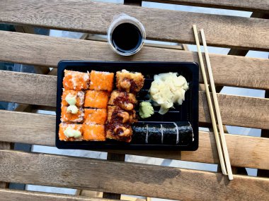 Plastik Konteyner Kutusunda Suşi Seti. California Roll, New York Roll, Boom Roll, Ginger, Wasabi ve Soya Sosu.