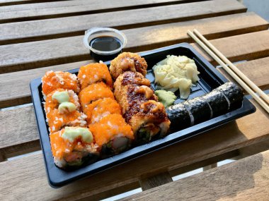 Plastik Konteyner Kutusunda Suşi Seti. California Roll, New York Roll, Boom Roll, Ginger, Wasabi ve Soya Sosu.