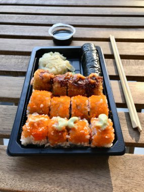 Plastik Konteyner Kutusunda Suşi Seti. California Roll, New York Roll, Boom Roll, Ginger, Wasabi ve Soya Sosu.