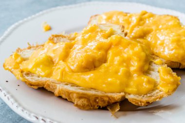 Çırpılmış yumurta ve kruvasan. Kremsi Biçim.