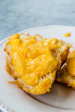 Çırpılmış yumurta ve kruvasan. Kremsi Biçim.