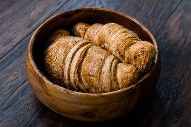 Tahta kasede taze pişmiş kruvasan. Pastane Konsepti.