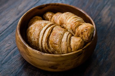 Tahta kasede taze pişmiş kruvasan. Pastane Konsepti.