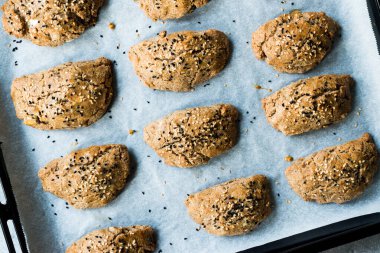 Pogaca Ev Yapımı Türk Pastaları Karakilcik Buğdayından, Peynirli Siyah Kimyon Tohumu Pişirme Kağıdında.