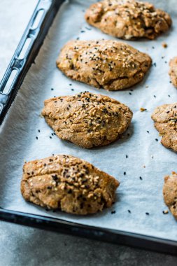 Pogaca Ev Yapımı Türk Pastaları Karakilcik Buğdayından, Peynirli Siyah Kimyon Tohumu Pişirme Kağıdında.