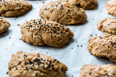 Pogaca Ev Yapımı Türk Pastaları Karakilcik Buğdayından, Peynirli Siyah Kimyon Tohumu Pişirme Kağıdında.