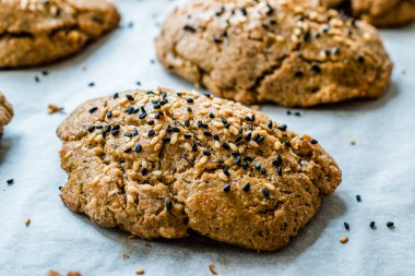 Pogaca Ev Yapımı Türk Pastaları Karakilcik Buğdayından, Peynirli Siyah Kimyon Tohumu Pişirme Kağıdında.