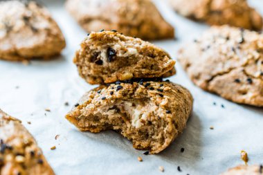 Pogaca Ev Yapımı Türk Pastaları Karakilcik Buğdayından, Peynirli Siyah Kimyon Tohumu Pişirme Kağıdında.
