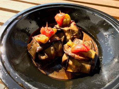 Patlıcan / Patlıcan Dilimlerine Sarılı Köfte ve Kiraz Domatesli Türk İslami Kofte / Kofta Kebabı Plastik Tabak / Konteyner Paketi.