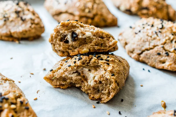Pogaca Ev Yapımı Türk Pastaları Karakilcik Buğdayından, Peynirli Siyah Kimyon Tohumu Pişirme Kağıdında.