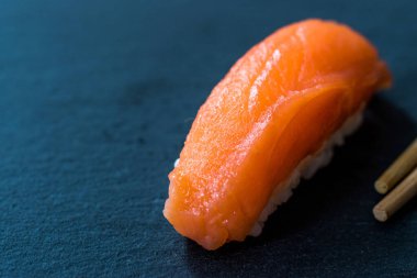 Zencefil, Wasabi, Soya sosu ve çubuklarla Sake Nigiri Sushi..