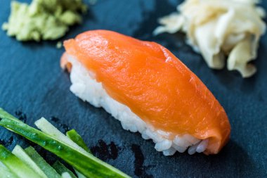 Zencefil, Wasabi, Soya sosu ve çubuklarla Sake Nigiri Sushi..