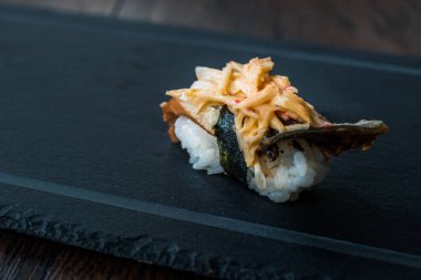Ginger, Wasabi, Soya Sosu ve Chopsticks 'li Unagi Nigiri Sushi.