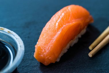 Zencefil, Wasabi, Soya sosu ve çubuklarla Sake Nigiri Sushi..