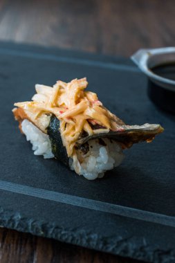 Ginger, Wasabi, Soya Sosu ve Chopsticks 'li Unagi Nigiri Sushi.