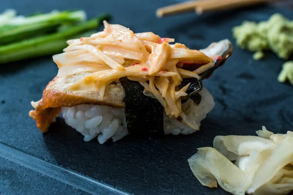 Sushi Unagi Nigiri con jengibre, Wasabi, salsa de soja y palillos — Foto de Stock