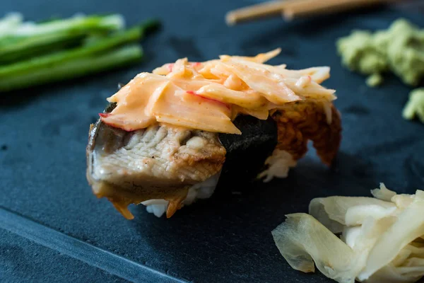 Sushi Unagi Nigiri con jengibre, Wasabi, salsa de soja y palillos — Foto de Stock