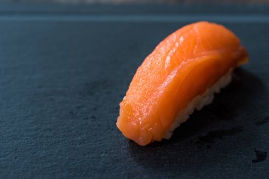 Zencefil, Wasabi, Soya sosu ve çubuklarla Sake Nigiri Sushi..