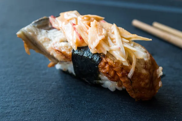 Sushi Unagi Nigiri con jengibre, Wasabi, salsa de soja y palillos — Foto de Stock