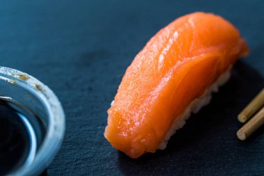 Zencefil, Wasabi, Soya sosu ve çubuklarla Sake Nigiri Sushi..