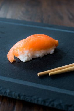 Zencefil, Wasabi, Soya sosu ve çubuklarla Sake Nigiri Sushi..